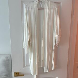 Hanro White Lace Sleeve Robe